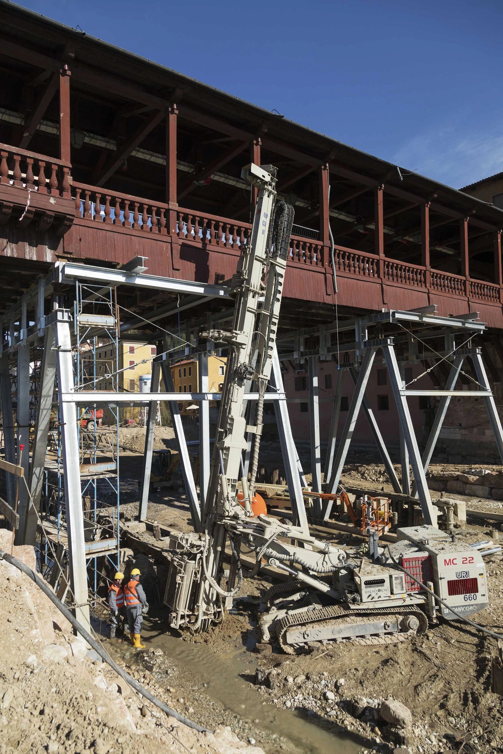 MC22 Comacchio: articulated drill rig for heavy-duty work