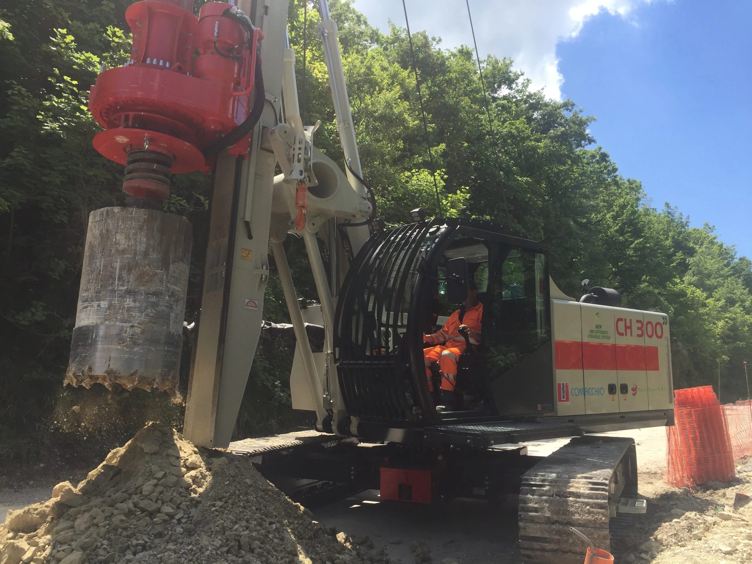 CH 300 Comacchio: compact rig for large diameter piles CH 300 Comacchio: compact rig for large diameter piles